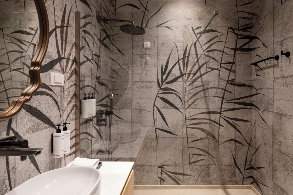 Luxury Suite | Bathroom | Shower, free toiletries, hair dryer, bathrobes