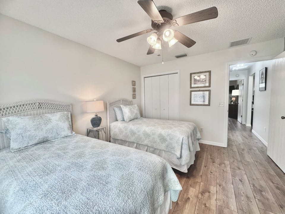 Guest Bedroom #2 - 2x Twins - Flatscreen TV & Closet