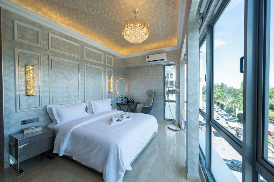 Deluxe Room, 1 King Bed, City View | Egyptian cotton sheets, premium bedding, pillowtop beds, free minibar