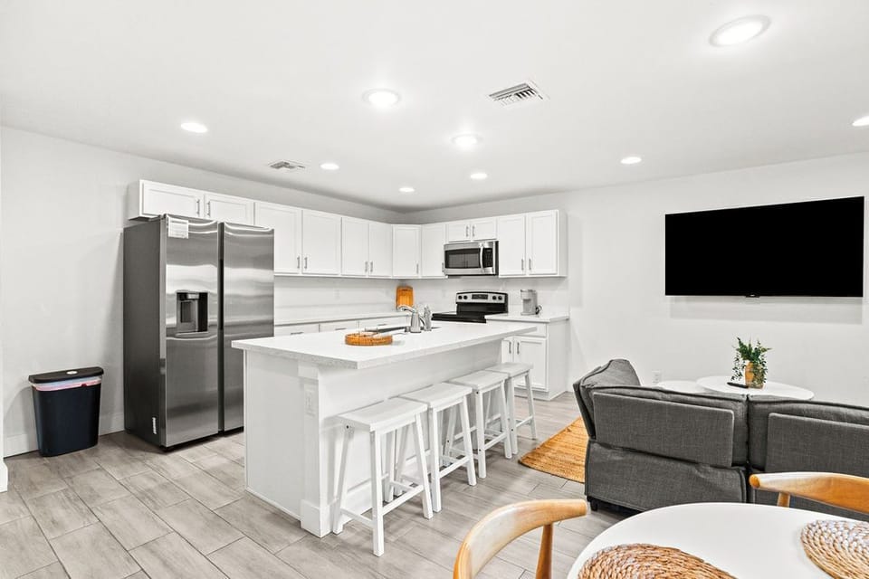 🍽️ Discover the modern interior of our fully equipped kitchen and spacious living area! ✨