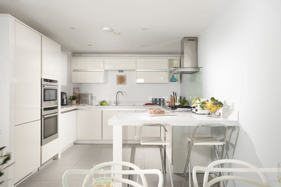 Breakfast bar with fully equipped kitchen - 18 The Sands