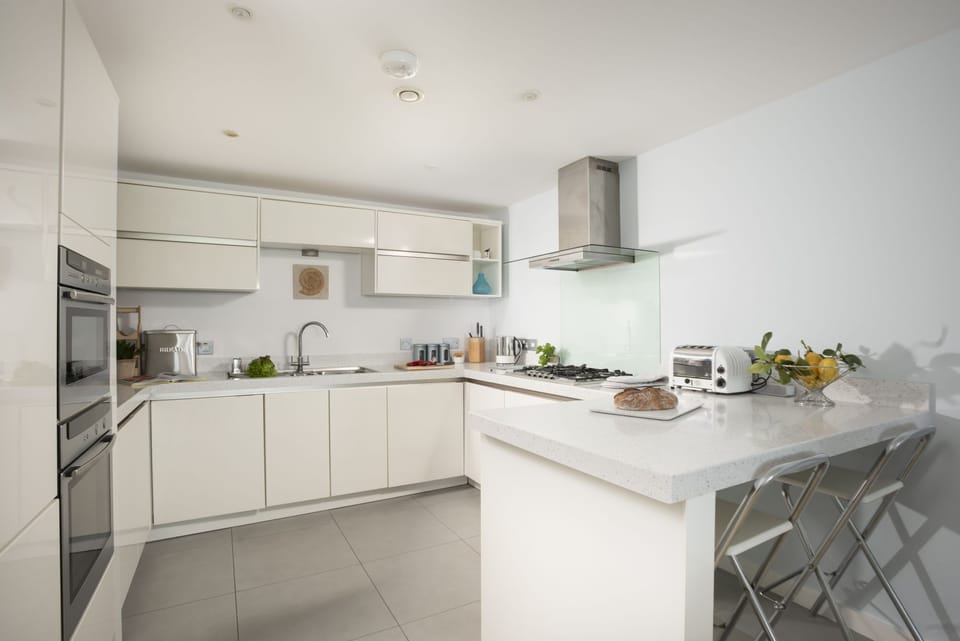Breakfast bar into well equipped kitchen - 18 The Sands
