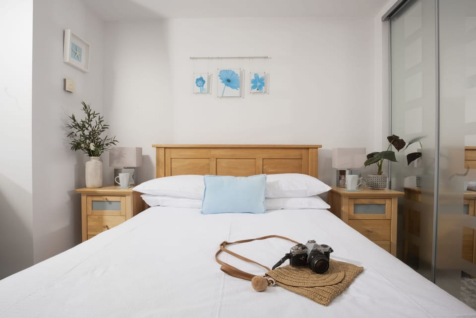 Double bed with bedside tables - 18 The Sands