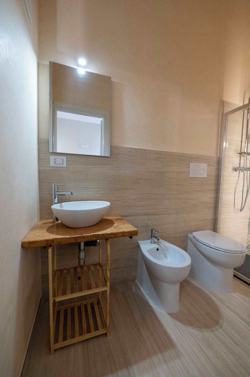 Classic Double Room | Bathroom | Shower, free toiletries, hair dryer, towels