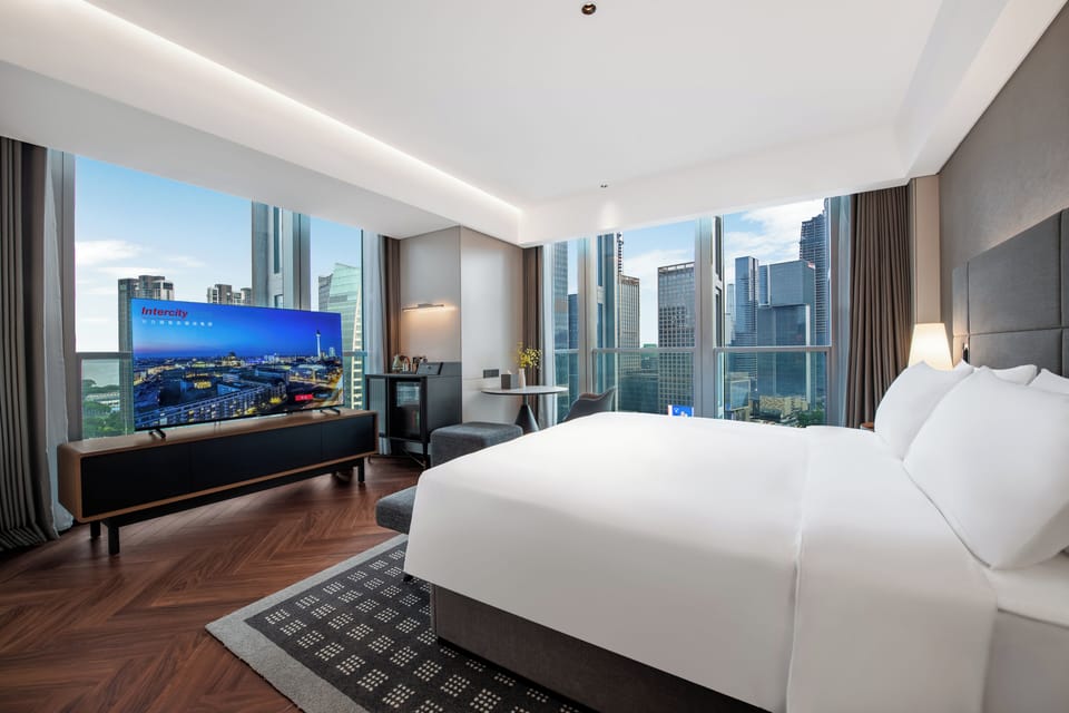Executive Bay View King Room | Premium bedding, free minibar, individually decorated, desk
