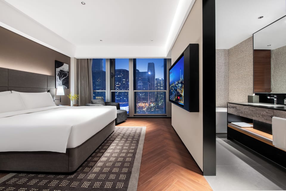 Executive King Room | Premium bedding, free minibar, individually decorated, desk