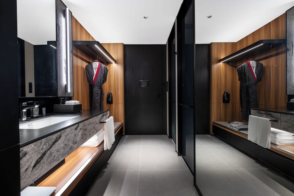 Deluxe Double Room | Bathroom | Combined shower/tub, hair dryer, slippers, towels
