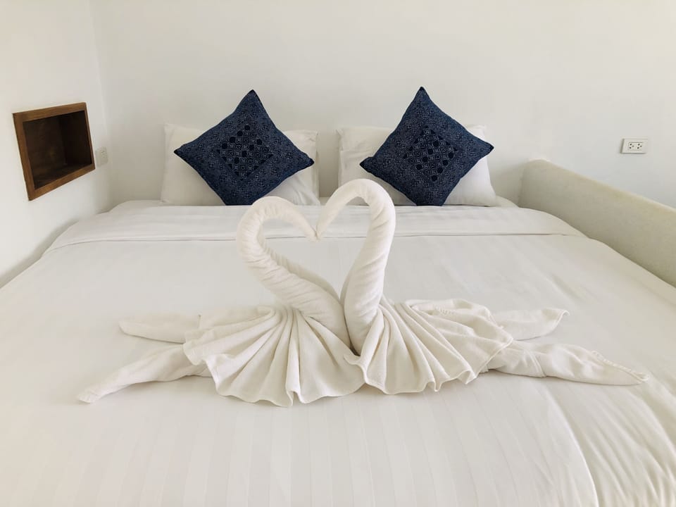 Hypo-allergenic bedding, blackout drapes, free WiFi, bed sheets