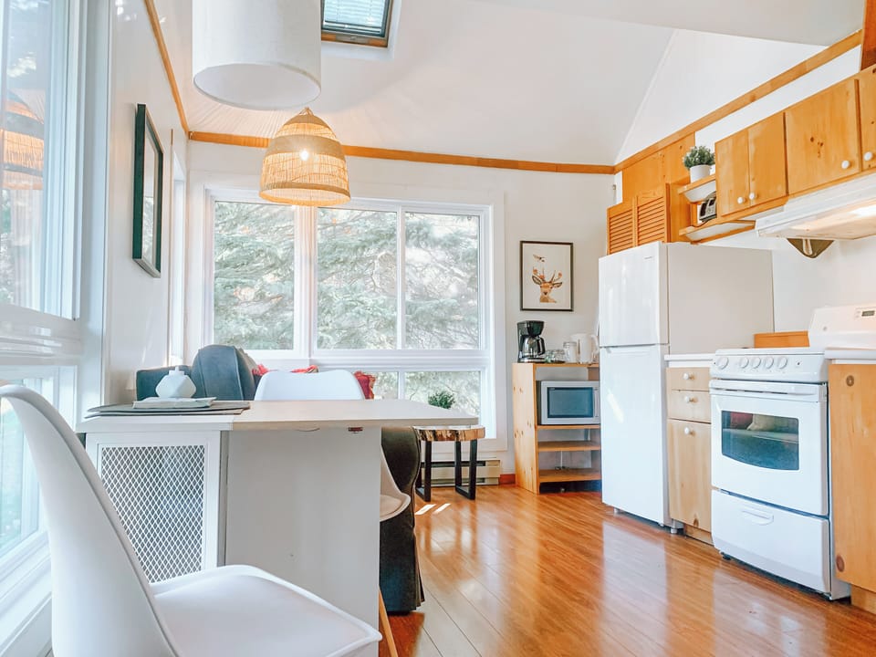 Apartment, Balcony, Courtyard View | Private kitchen | Fridge, microwave, oven, stovetop