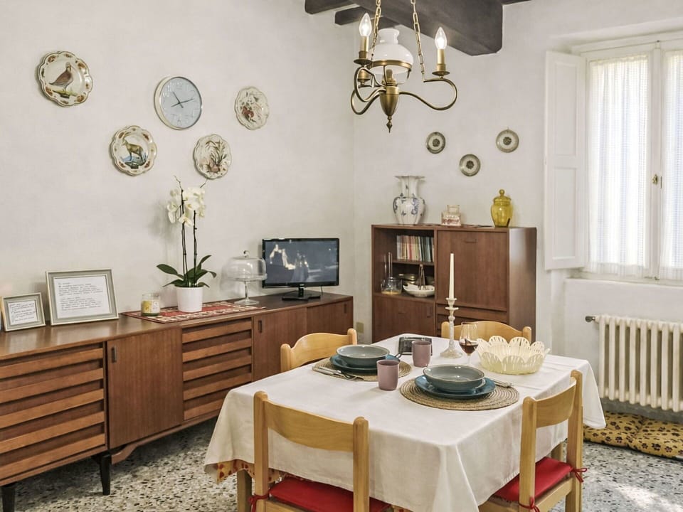 Furniture, Wall, Interior Design, Wood, Flooring, Table, Picture Frame, Lighting, Room, Floor