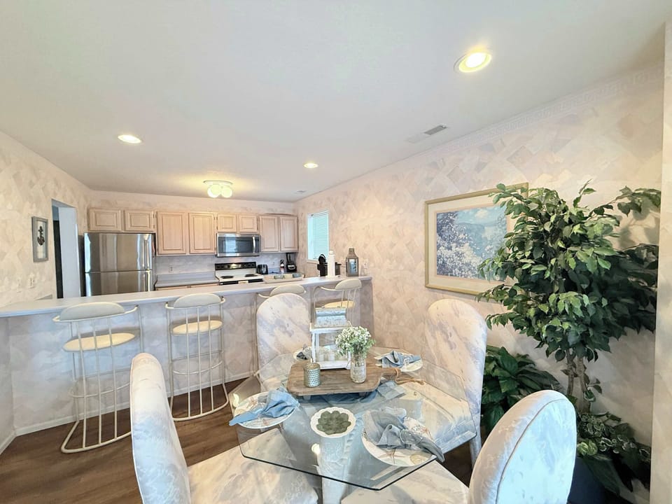 Make mealtime memories together in the spacious dining area​