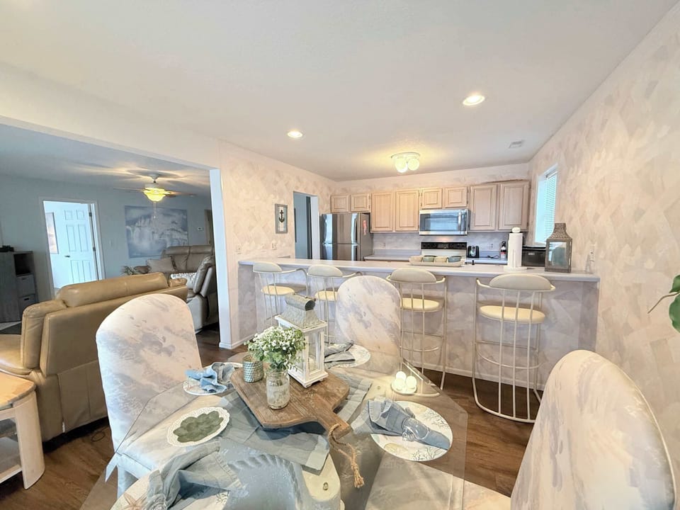 Make mealtime memories together in the spacious dining area​