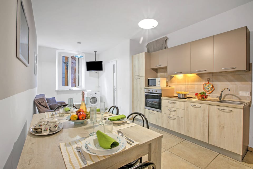 Family Apartment, Multiple Bedrooms, Sea Facing (Casa Paolo - Sea Front) | Private kitchen