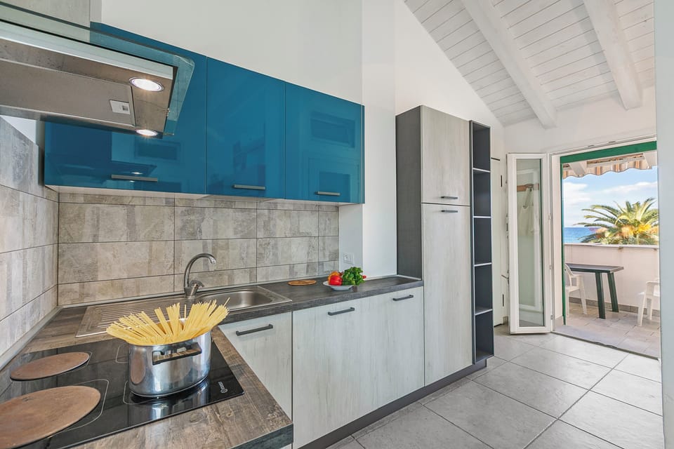 Family Apartment, Multiple Bedrooms, Sea Facing (Casa Elisa - Sea Front) | Private kitchen
