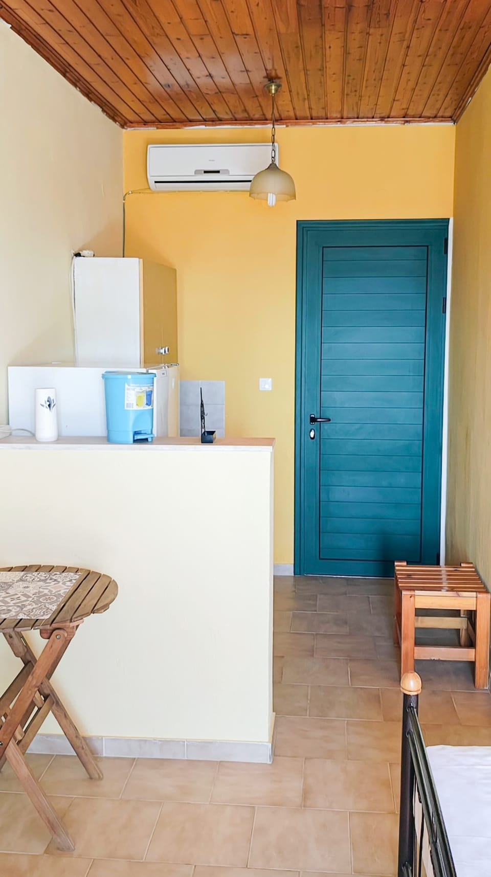 Functional kitchenette layout with easy access throughout the studio.
