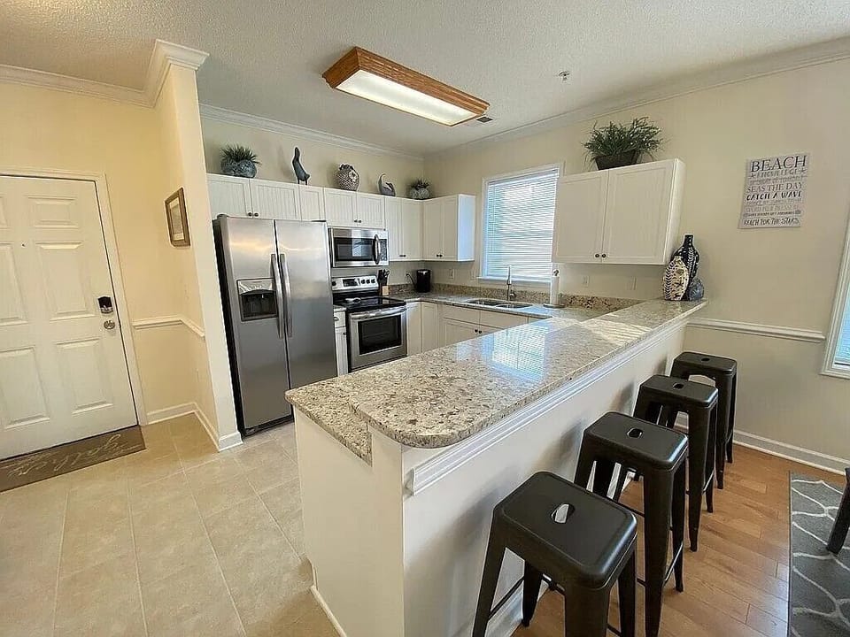 Kitchen/Bar Sitting Area