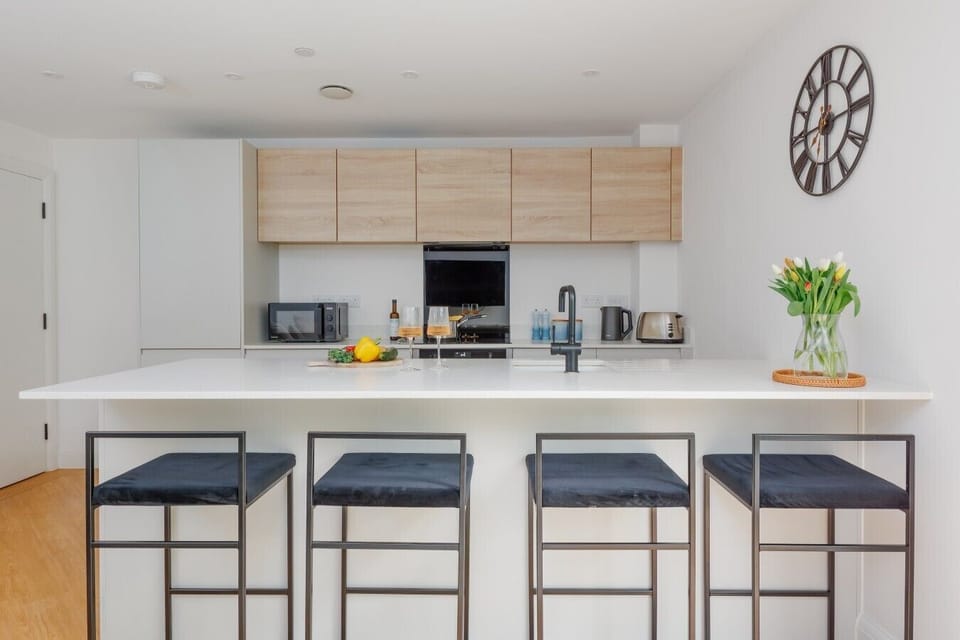 Enjoy tasty meals at the breakfast bar