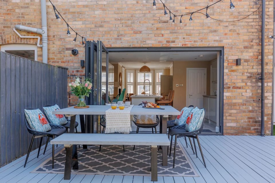 Embrace al fresco dining at Pottery Place