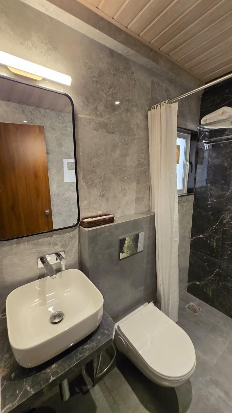 Deluxe Double Room | Bathroom sink