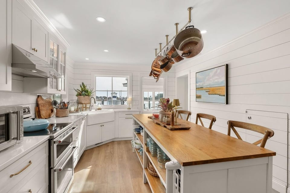 House, 4 Bedrooms | Private kitchen | Fridge, oven, coffee/tea maker, toaster