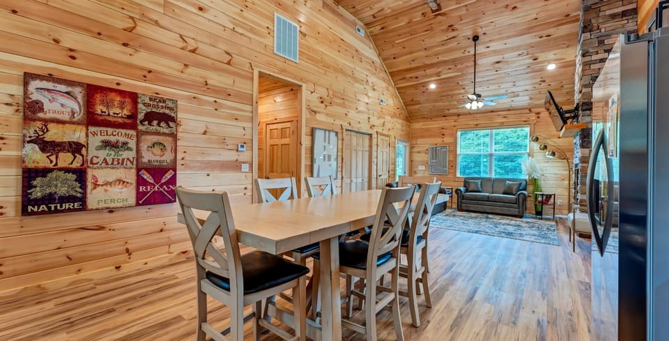Two Bedroom Cabin Walking Distance to Dollywood Pigeon Forge Cab