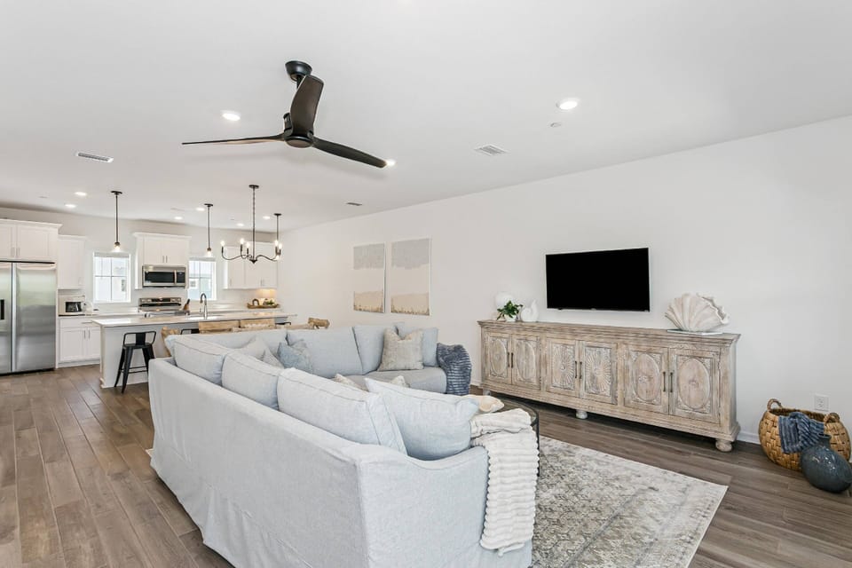 The Sable Palm blends modern comfort with relaxed beach charm. We hope you feel it's the perfect property to unwind, reconnect and enjoy Perdido Key