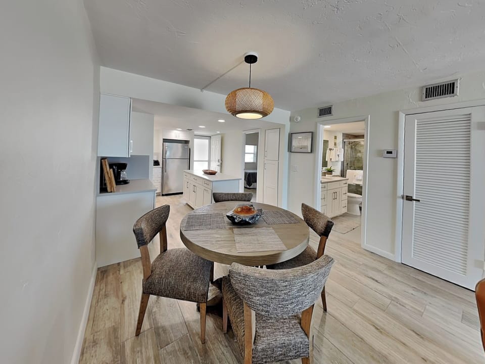 Dining Area - Seating for 4