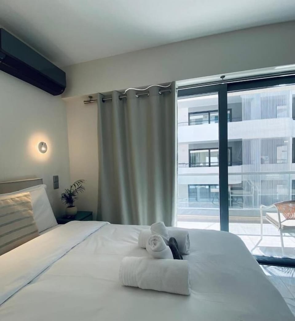 Classic Triple Room, City View | In-room safe, laptop workspace, blackout drapes, soundproofing