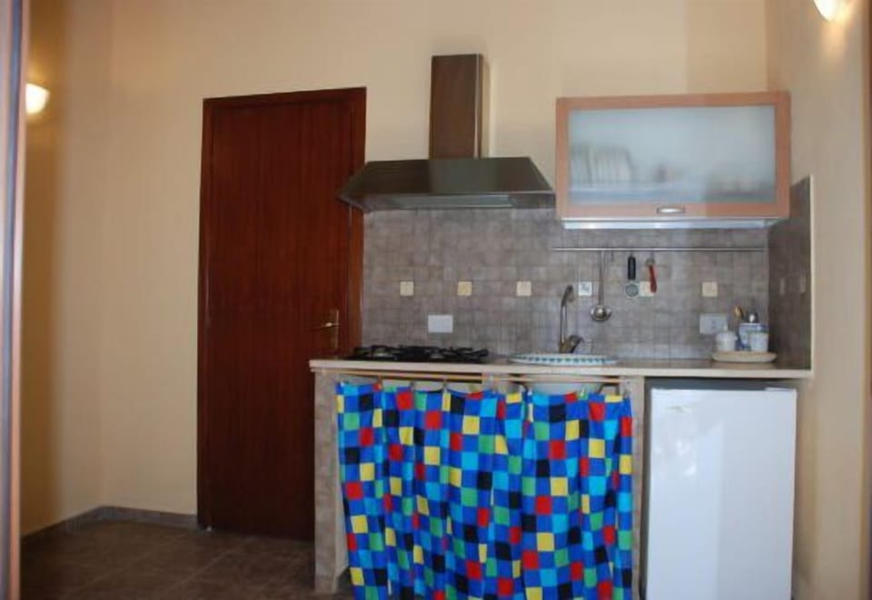 Full-size fridge, stovetop, cookware/dishes/utensils
