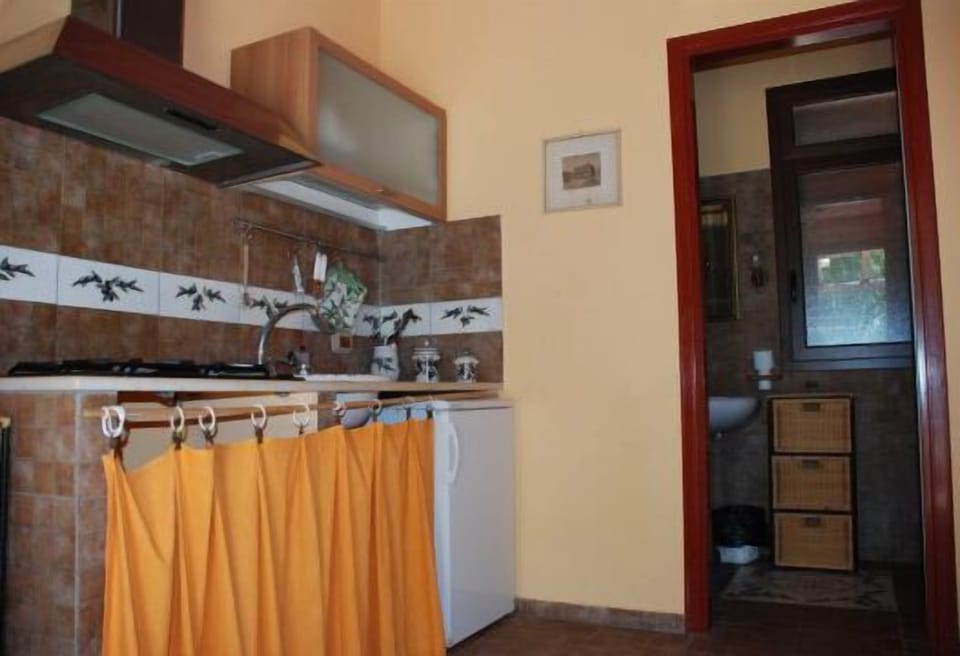 Full-size fridge, stovetop, cookware/dishes/utensils