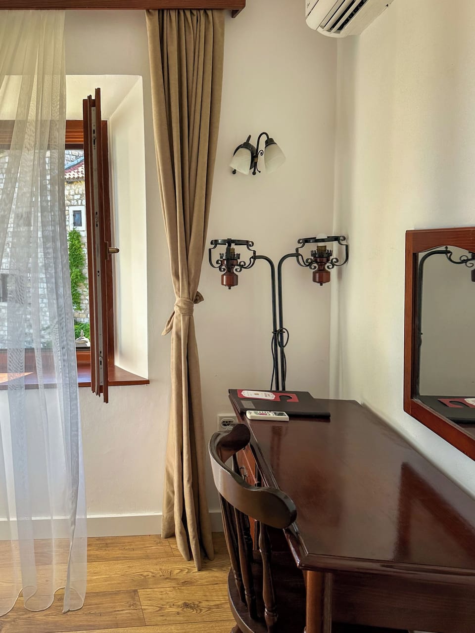 Superior Suite with sea view / 2 bedrooms, SHARED terrace | Living area | 32-inch TV with cable channels