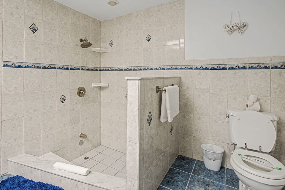 Manatee Bay NW Private bathroom