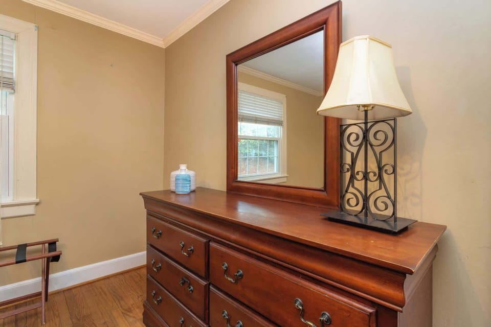 Cabinet with mirror