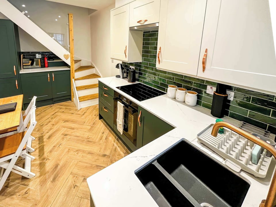 Kitchen with Full Size Fridge / Freezer & Washer / Dryer