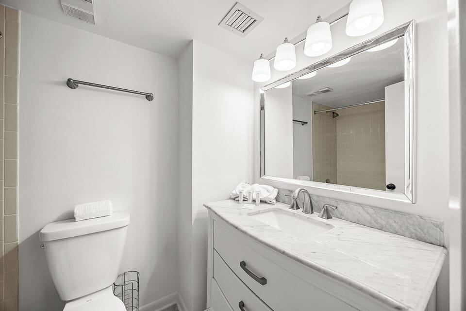Mainsail 322 Guest Bathroom