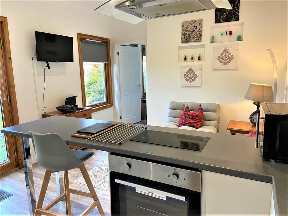 Chalet, 1 Bedroom | Private kitchen | Microwave