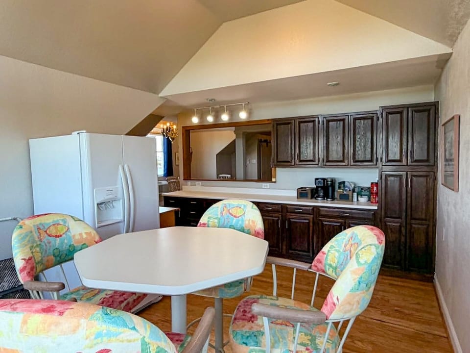 Breakfast Nook (alternate view)