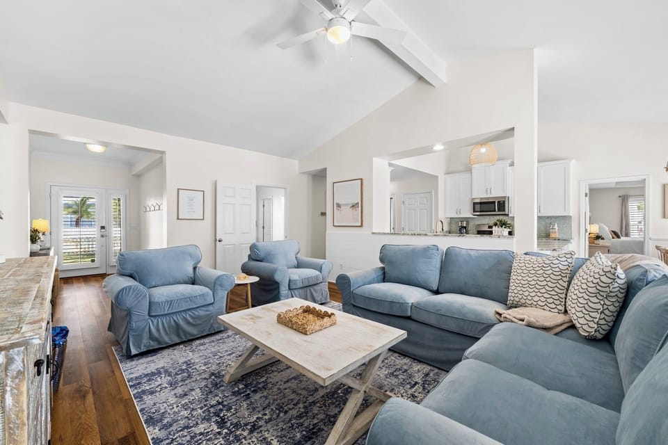 Bright, open-concept living, dining and kitchen area