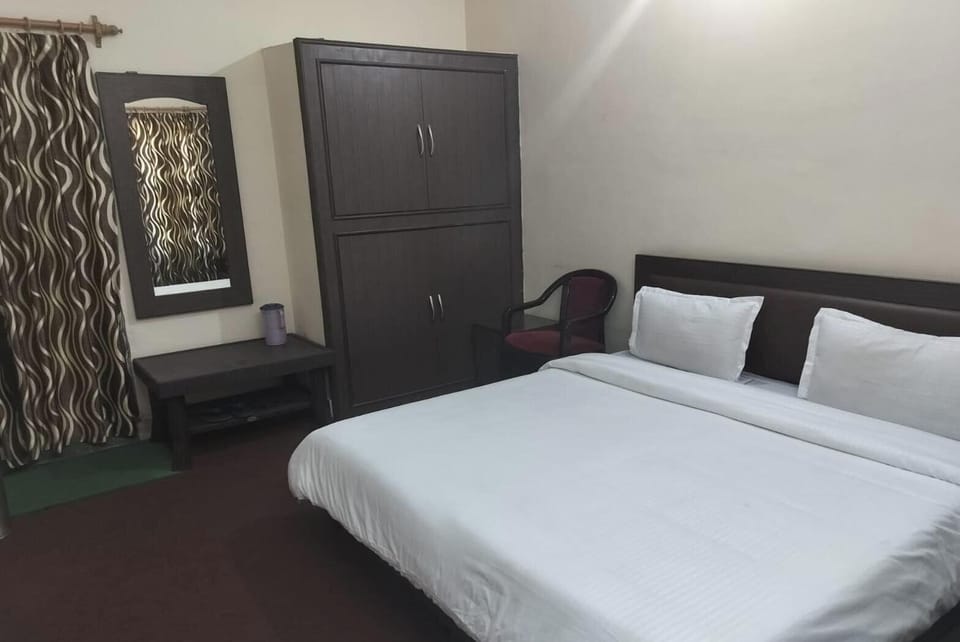 Deluxe Triple Room, City View | Soundproofing, free WiFi