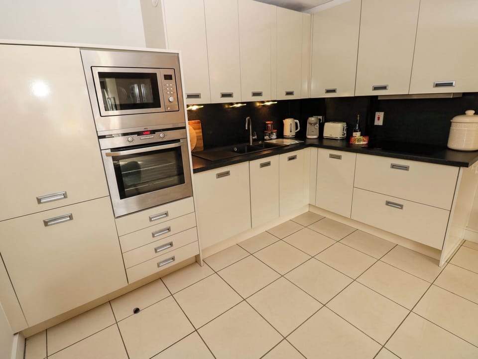 Dishwasher, cookware/dishes/utensils