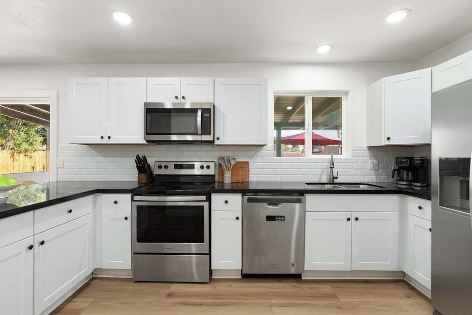 From morning coffee to late-night snacks, this kitchen has your back.