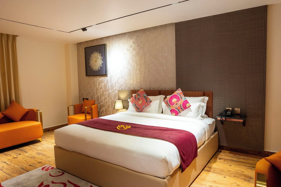Club Room | In-room safe, desk, blackout drapes, iron/ironing board