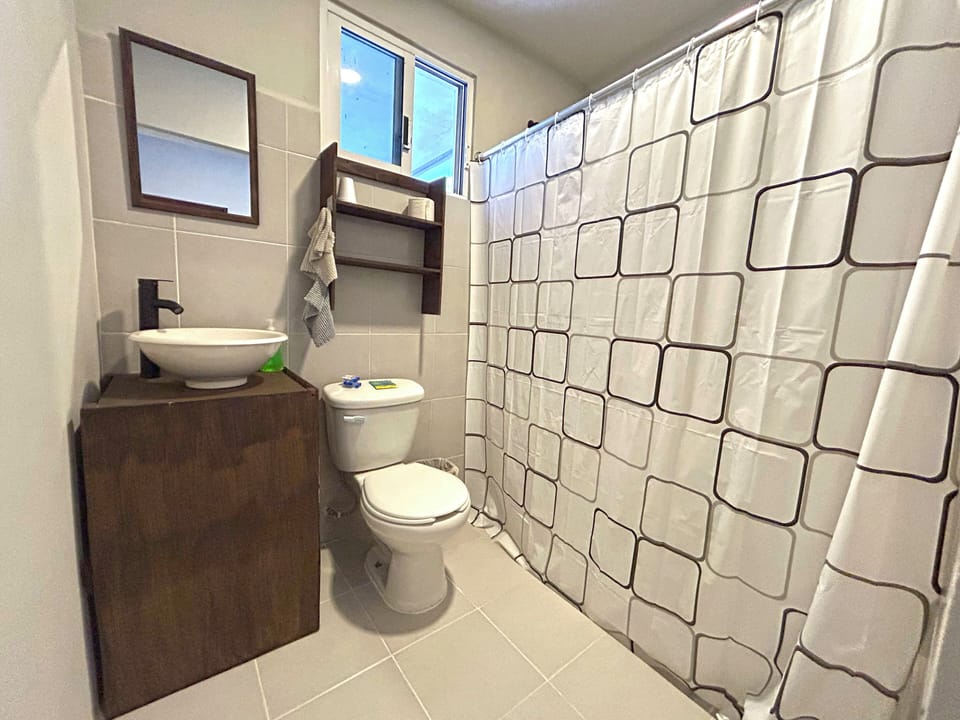 Classic Room | Bathroom | Free toiletries, towels, soap, shampoo