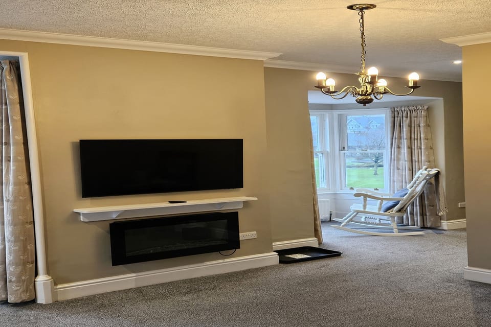 Desk, soundproofing, free WiFi, bed sheets