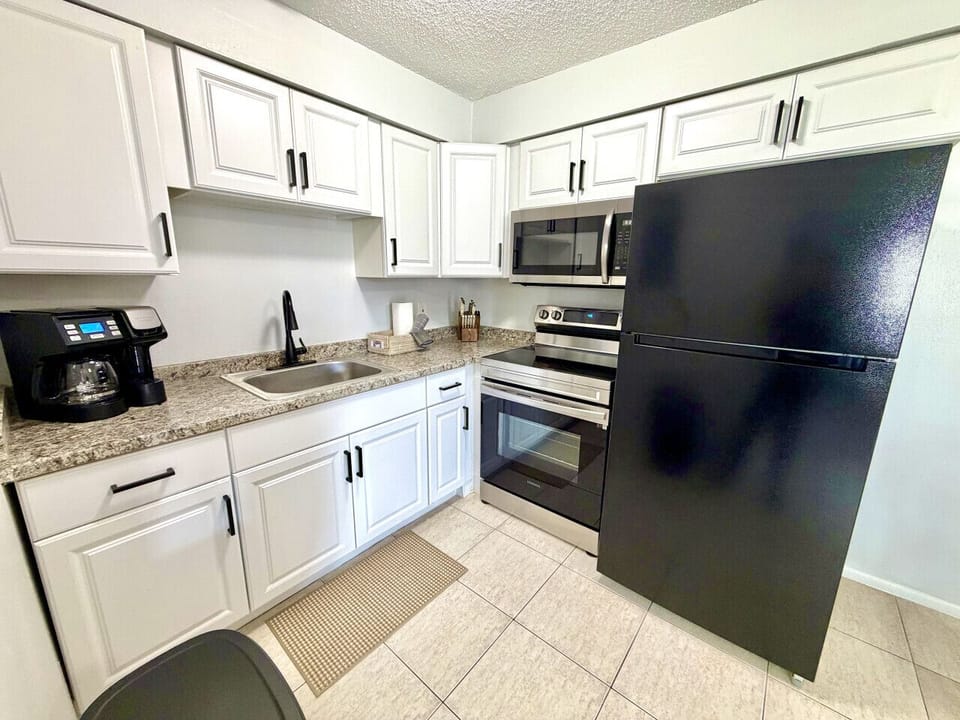 ully equipped kitchen featuring a dual K-Cup and drip coffee station