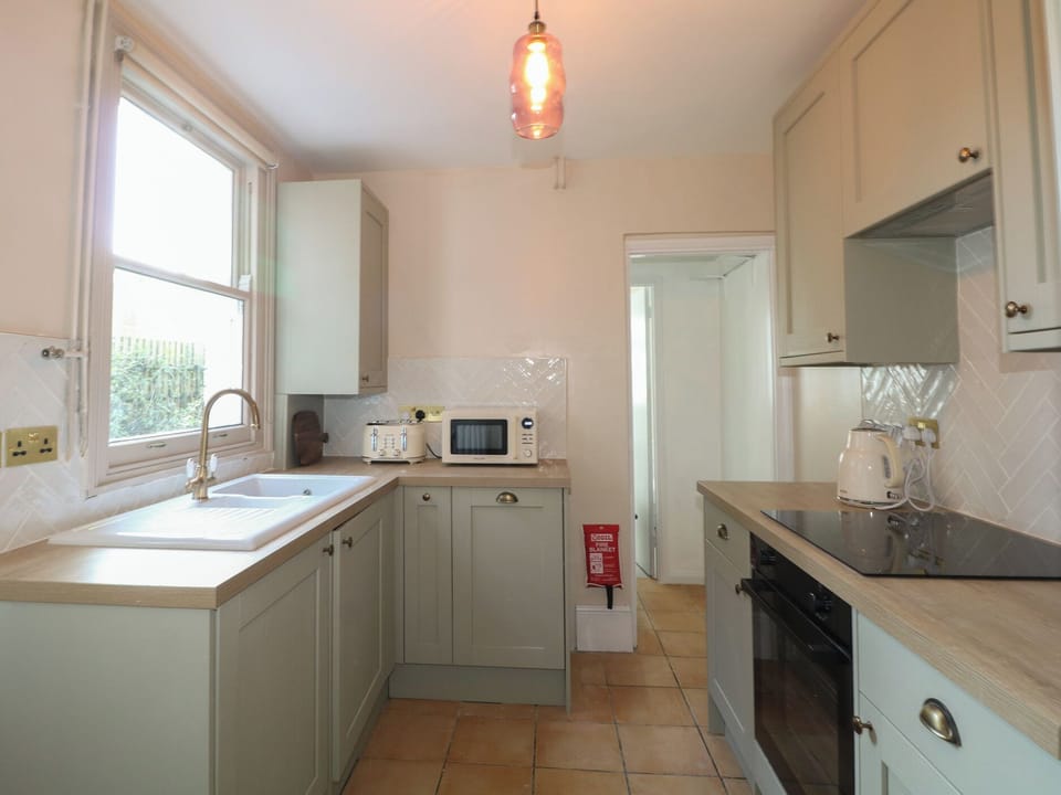 Cottage | Private kitchen | Dishwasher, cookware/dishes/utensils