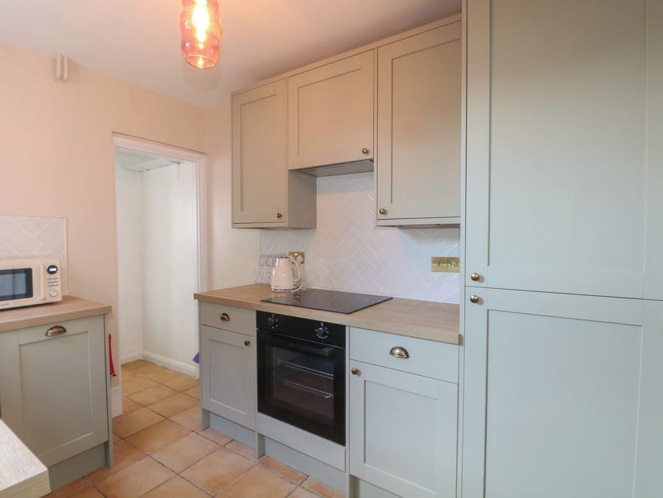 Cottage | Private kitchen | Dishwasher, cookware/dishes/utensils