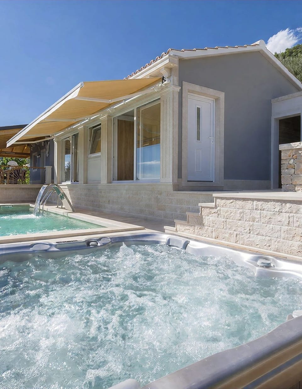 Outdoor spa tub