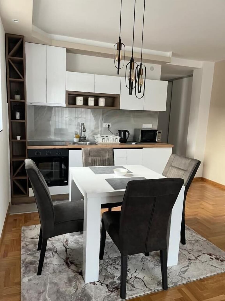 Comfort Apartment, Balcony, Hill View | Dining