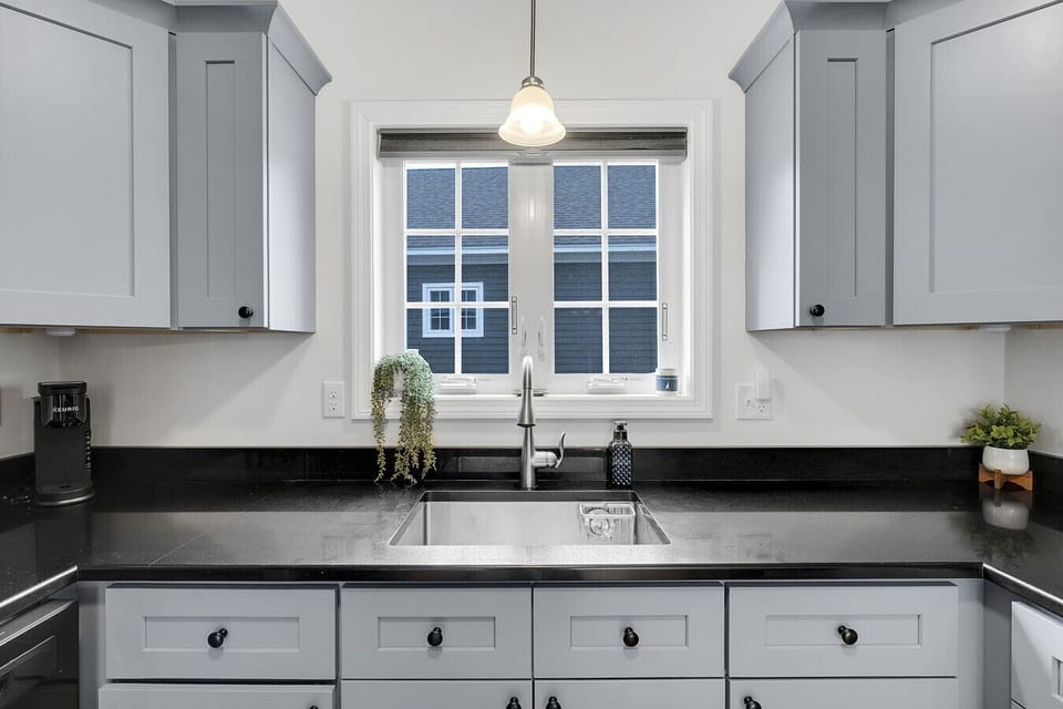 Functional and well-equipped cooking area